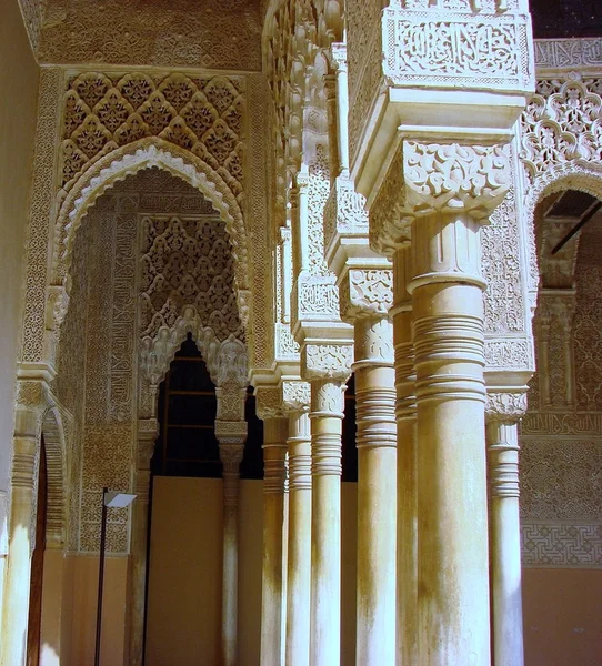 Säulen mit traditionellen maurischen Ornamenten — Stockfoto