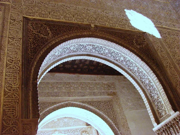 Traditionele Moorse sieraad kolommen — Stockfoto