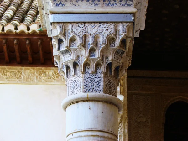 Coluna de ornamento mouro tradicional — Fotografia de Stock