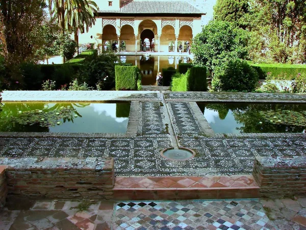 Wie muss Wasser in der Alhambra verwendet werden? lizenzfreie Stockfotos