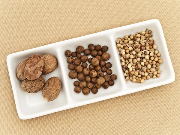 Кориандр, семена черного перца и мускатный орех — стоковое фото