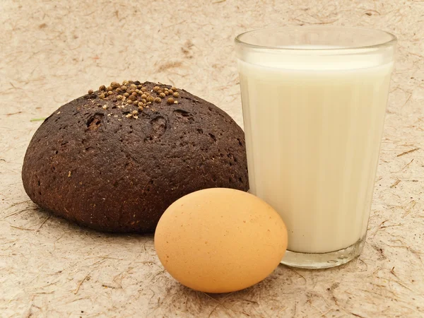 Milchbrot und Ei — Stockfoto