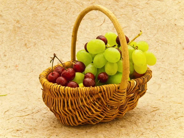 Виноград і вишня — стокове фото