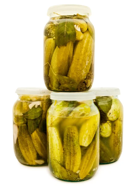 Glazen potten met gemarineerde komkommer — Stockfoto