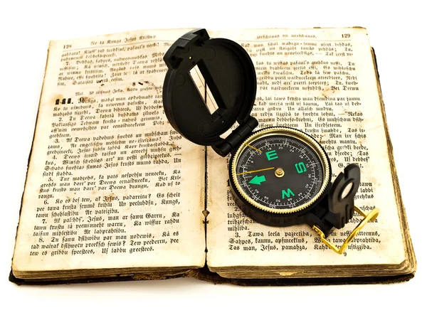 Kompass und altes Buch — Stockfoto
