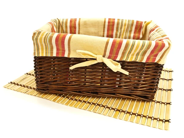 Корзина на бамбуковом коврике — стоковое фото