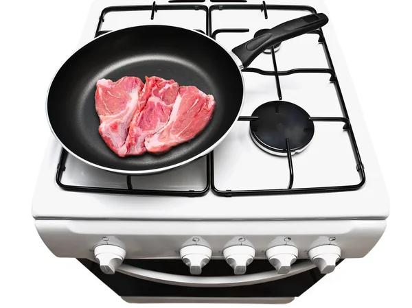 Сковородка с сырым мясом — стоковое фото