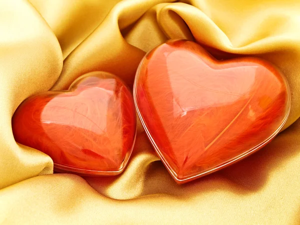 Czerwone serca na złoto — Zdjęcie stockowe