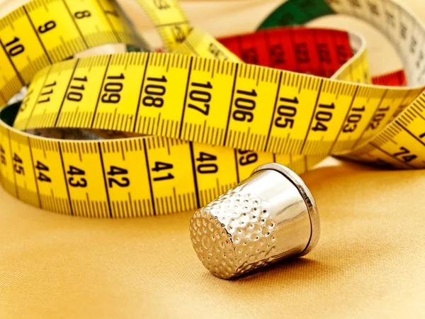Measuring tape and thimble — Stock Photo, Image