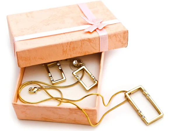 Подарункова коробка з ювелірними виробами — стокове фото
