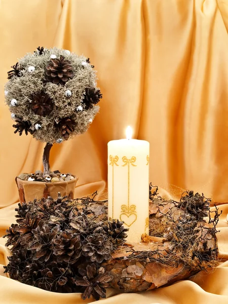 Декоративное дерево, венок и свеча — стоковое фото