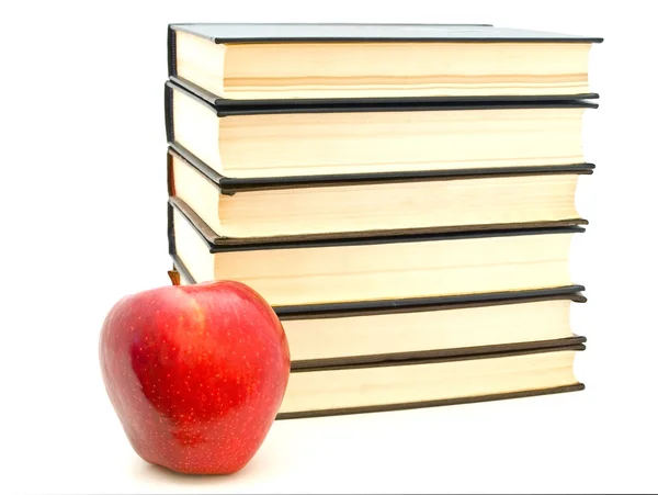 Apple nära böcker — Stockfoto