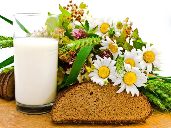 Bröd mjölk och kamomill — Stockfoto