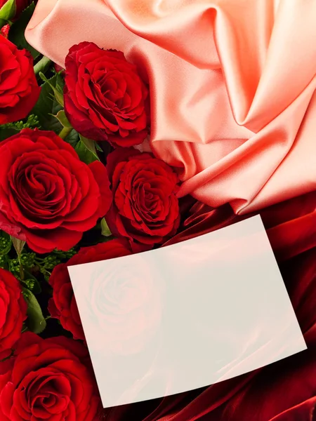 Τριαντάφυλλα με ευχετήρια κάρτα — Φωτογραφία Αρχείου