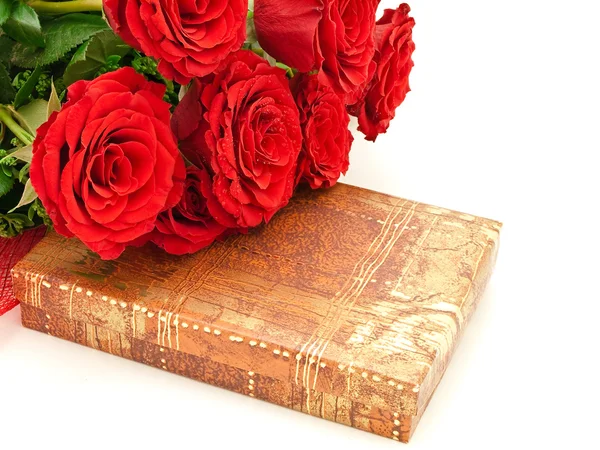 Rose rosse e dono — Foto Stock