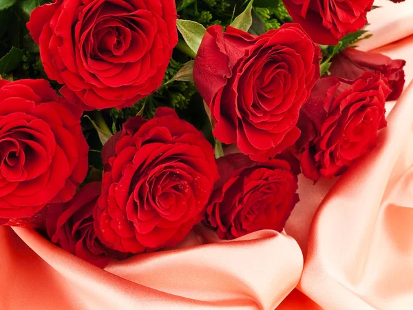 Rode rozen op roze stof — Stockfoto