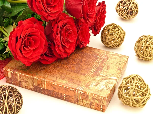 Rosas rojas y regalo —  Fotos de Stock