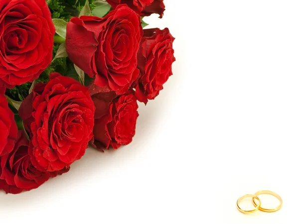 Розы и обручальные кольца — стоковое фото