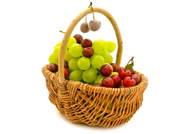 Виноград и вишня в корзине — стоковое фото