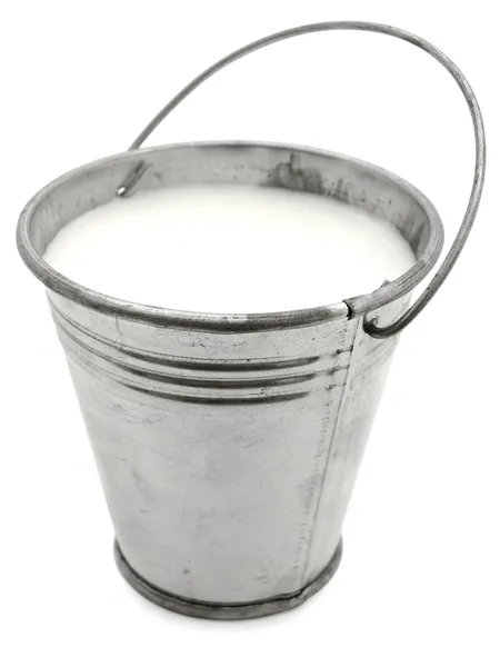 Fém vödör tej — Stock Fotó