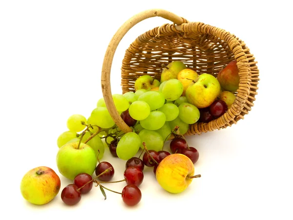 Διάσπαρτα τα φρούτα στο καλάθι — Φωτογραφία Αρχείου