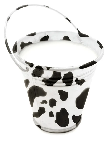 Молочное ведро с коровьей кожей — стоковое фото
