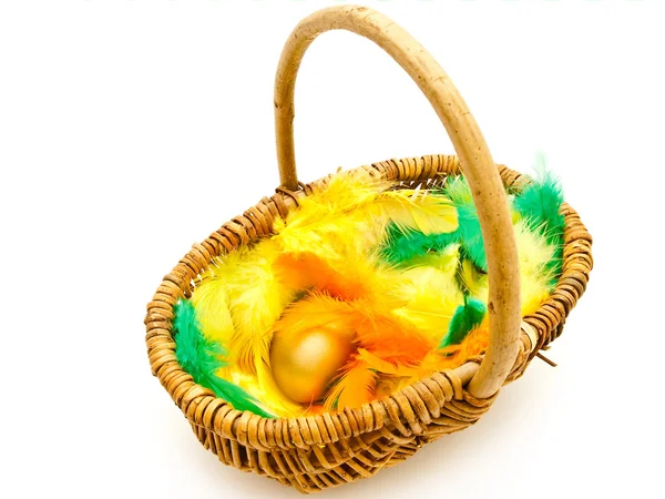 Плетеная корзина с яйцом — стоковое фото