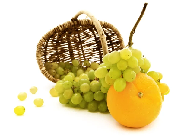 Виноград и апельсин — стоковое фото