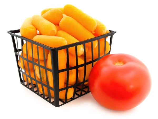 Cenoura em cesto e tomate — Fotografia de Stock