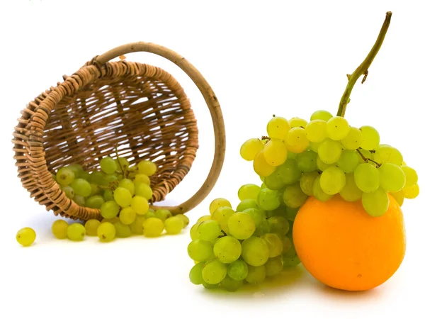 Виноград в оранжевом — стоковое фото
