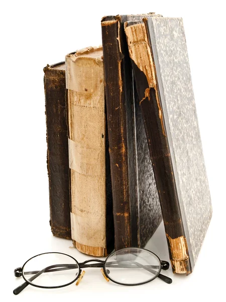 Glazen en oude boeken — Stockfoto
