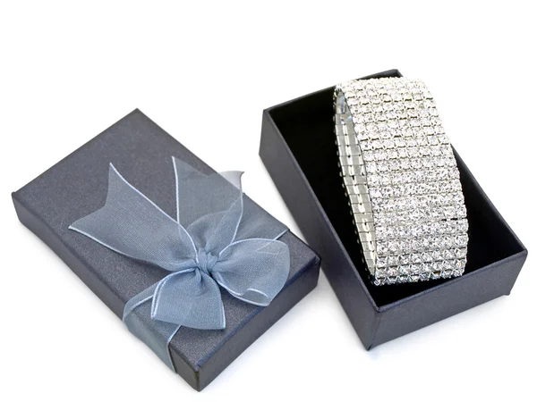 Caixa de presente com jóias — Fotografia de Stock