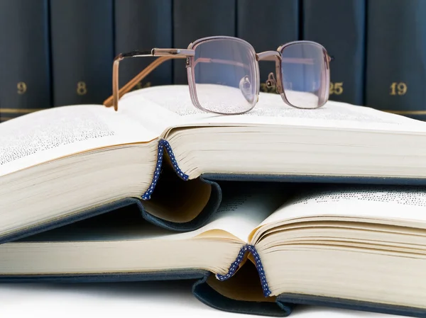Libri e bicchieri — Foto Stock