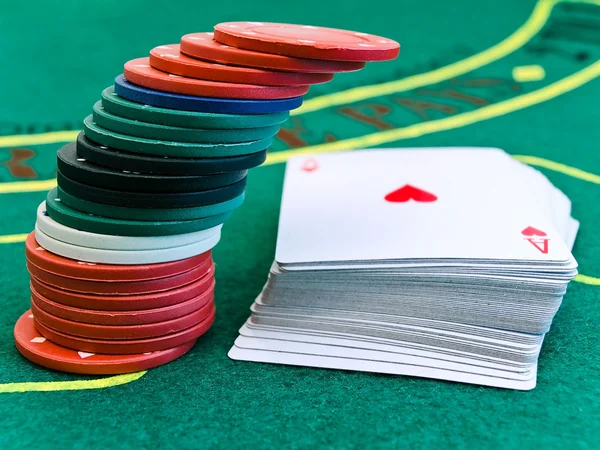 芯片和赌场里的卡 — Stock fotografie
