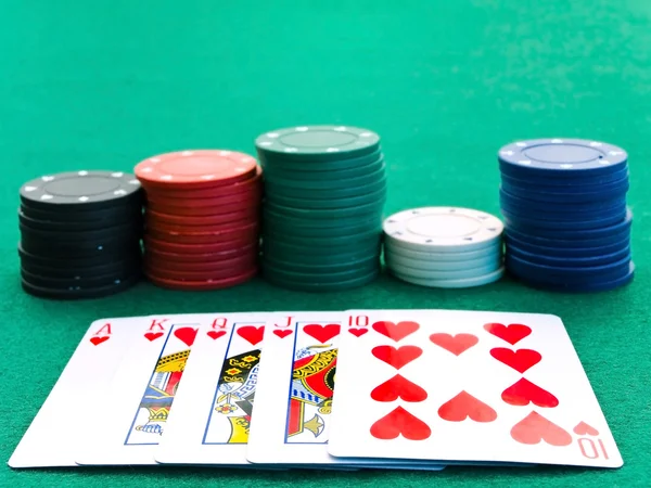 Chips pilas y cartas de juego — Foto de Stock