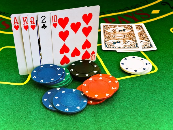 Картки та чіпи в казино — стокове фото