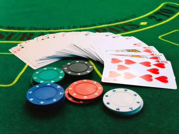 Картки та чіпи в казино — стокове фото