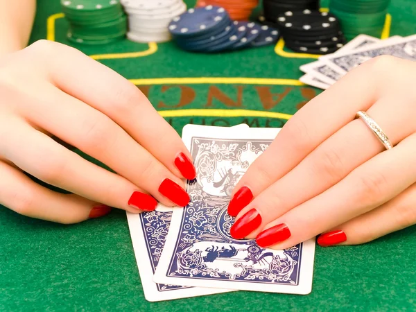Kobieta ręce z karty do gry — Zdjęcie stockowe