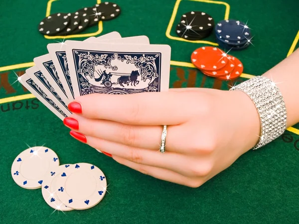Mulher jogando no casino — Fotografia de Stock
