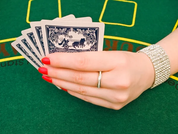 Kvinna spela i casino — Stockfoto