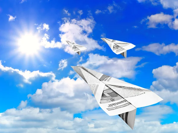 Gökyüzü ve kağıt uçaklar — Stok fotoğraf