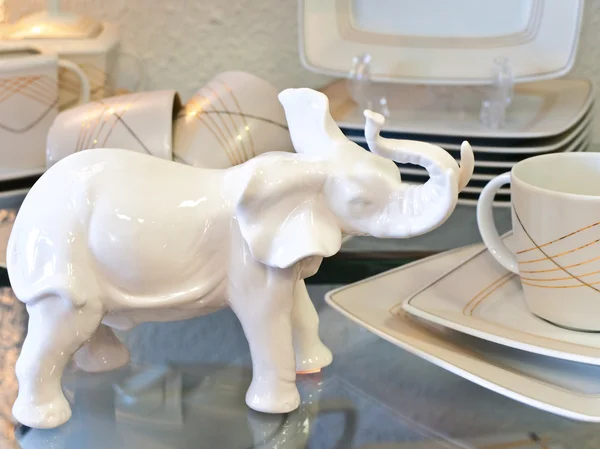 Éléphant de porcelaine et service de thé — Photo