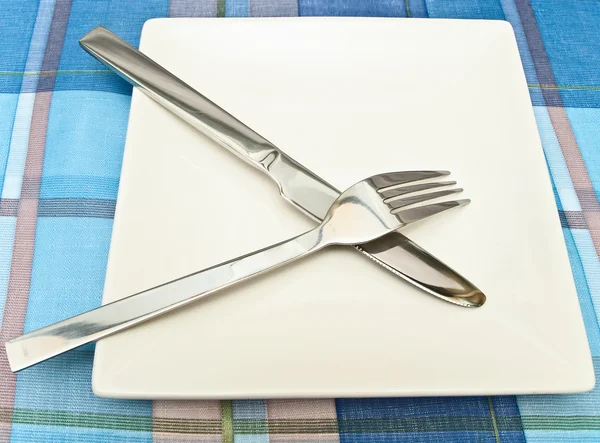 Prato com garfo e faca — Fotografia de Stock