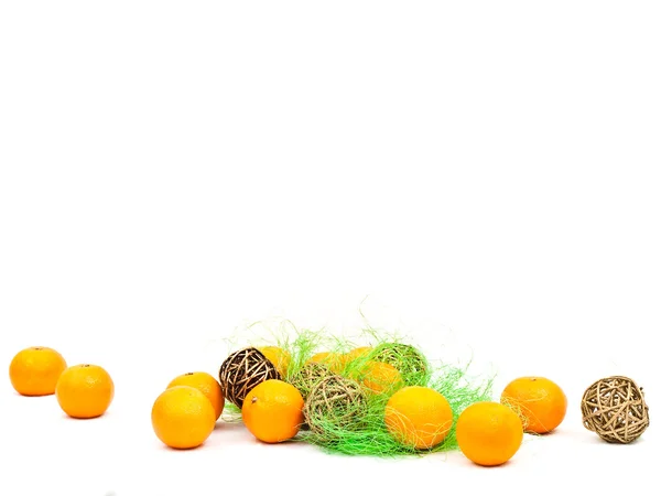 Mandarinas y bolas doradas con verde — Foto de Stock
