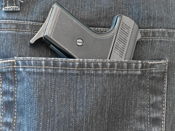 Jeanstasche mit Pistole — Stockfoto