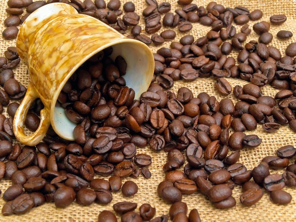 Tazza e caffè versato — Foto Stock