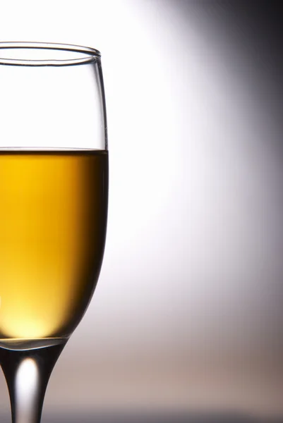 Pohár borral, a Borostyán színű — Stock Fotó