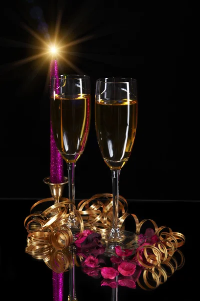 Dwie szklanki i świeca — Zdjęcie stockowe