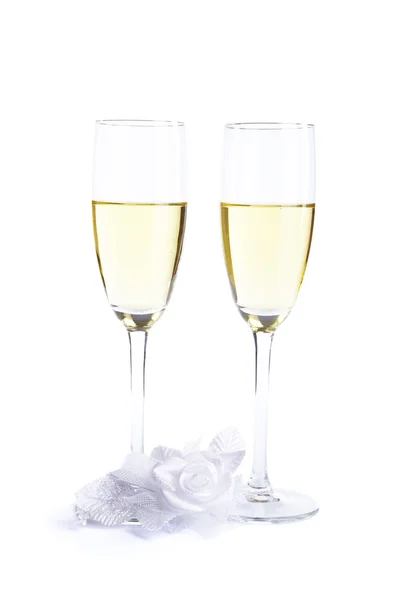 2 つのワイングラスと結婚式の花 — ストック写真