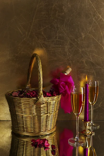 Şampanya bardağı, mum ve bir şişe — Stok fotoğraf
